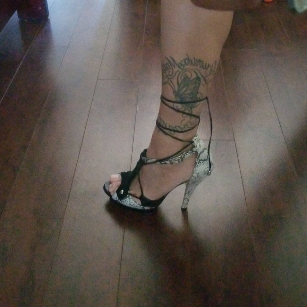 Andrea's high heals - Picture 5 of 5